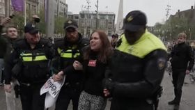 VIDEO Violențele nu se opresc în Amsterdam. Un tramvai a fost incendiat